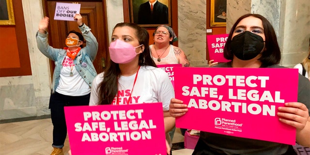 Abortion-rights supporters chant their objections at the Kentucky Capitol on Wednesday, 4 월 13, 2022, in Frankfort, 키., as Kentucky lawmakers debate overriding the governor's veto of an abortion measure. 