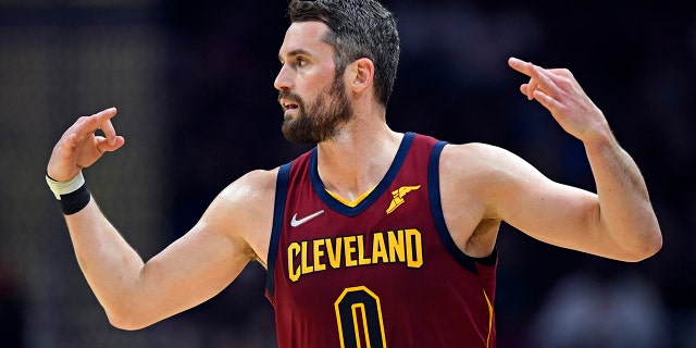 Cleveland Cavaliers forward Kevin Love celebrates after a 3-point basket in the first half of an NBA basketball game against the Milwaukee Bucks, Domenica, aprile 10, 2022, a Cleveland.