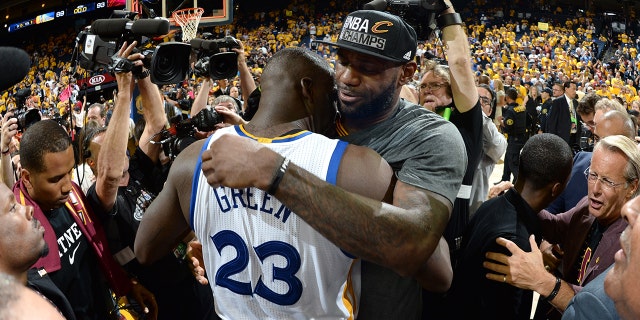 LeBron James #23 of the Cleveland Cavaliers shakes hands with Draymond Green #23 of the Golden State Warriors after the 2016 NBA Finals Game Seven on June 19, 2016 at ORACLE Arena in Oakland, Kalifornië.