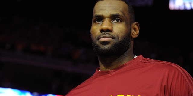 LeBron James #23 of the Cleveland Cavaliers stands on the court before the 2016 NBA Finals Game Seven against the Golden State Warriors on June 19, 2016 at ORACLE Arena in Oakland, Kalifornië.