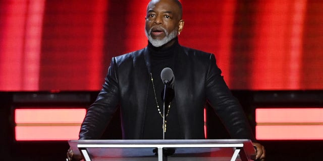LeVar Burton hace una broma sobre Will Smith en el escenario durante la 64.ª Entrega Anual de los Premios Grammy.