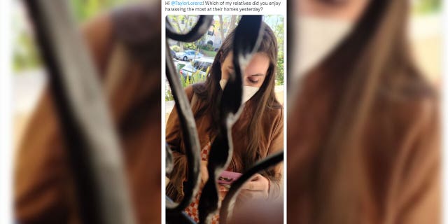 Libs of TikTok deelde een foto waarop de journalist Taylor Lorenz van de Washington Post naar verluidt voor de deur van een van haar familieleden staat.  (Libs van TikTok/Twitter)