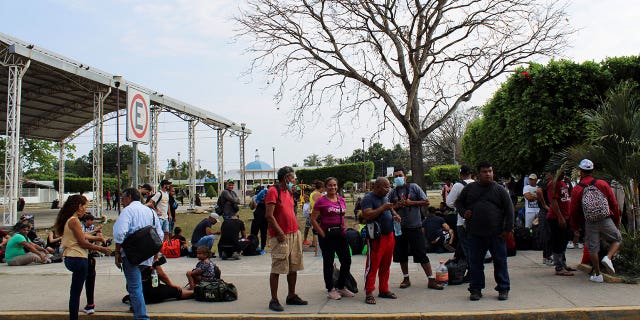 Migrants traveling in a caravan heading to the U.S. line up to be transported and processed for a humanitarian visa by agents of the National Migration Institute (INM), in Alvaro Obregon, Mexico, April 3, 2022. REUTERS/Jose Torres