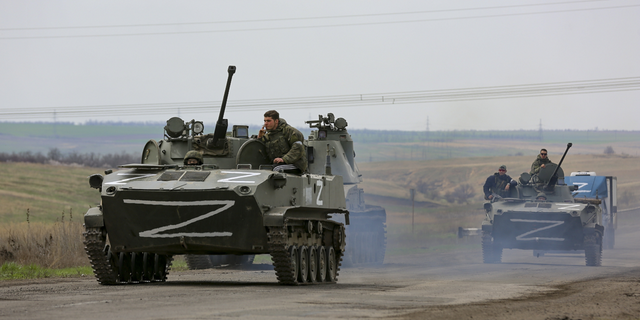 4月下旬、ウクライナのマリウポリ近く、ロシアが支援する分離主義勢力が支配する地域の高速道路を移動するロシアの軍用車両。