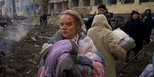 Marianna Vishegirskaya steht am 9. März in Mariupol, Ukraine, vor einem Entbindungsheim, das durch Beschuss beschädigt wurde.