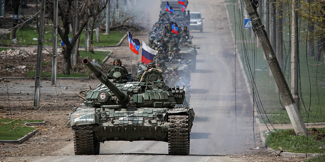 Một đoàn xe của các lực lượng thân Nga di chuyển dọc theo một con đường ở Mariupol, Ukraine, vào thứ Năm, ngày 21 tháng Tư.