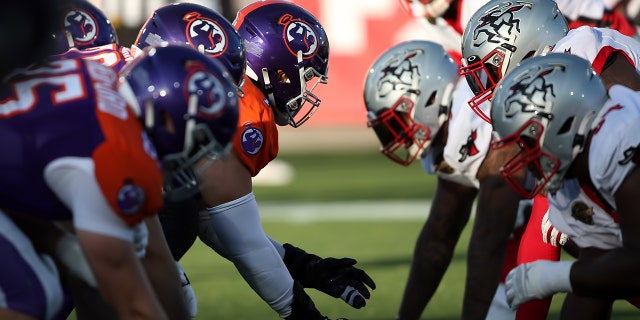 Teams line up for a play during the USFL game between the Pittsburgh Maulers and Tampa Bay Bandits on April 18, 2022 at Protective Stadium in Birmingham, Alabama.
