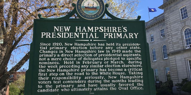 New Hampshire celebró las primeras elecciones presidenciales del país en un siglo.  Un letrero fuera del capitolio estatal en Concord marca el estado de la preciada primaria del estado de NH.