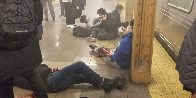 ADVERTENCIA: IMÁGENES GRÁFICAS Dieciséis personas resultaron heridas en tiroteo en el metro de la ciudad de Nueva York, confirman las autoridades