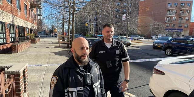 Oficiales de la policía de Nueva York investigando la escena cerca del tiroteo. 