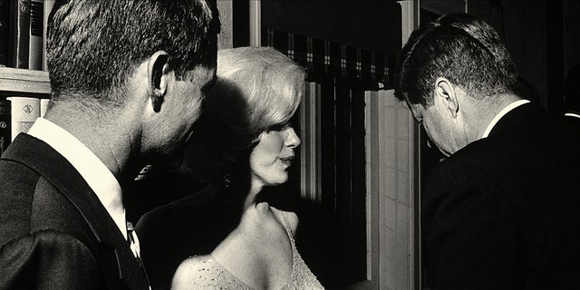 De enige bekende foto van Marilyn Monroe met de gebroeders Kennedy.