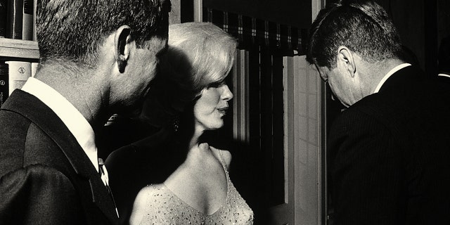 La seule photographie connue de Marilyn Monroe avec les frères Kennedy.