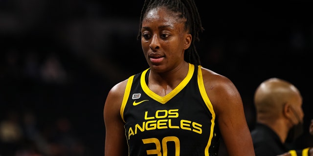 Nneka Ogwumike de Los Angeles Sparks durante un juego contra Minnesota Lynx en Target Center el 2 de septiembre de 2021 en Minneapolis.