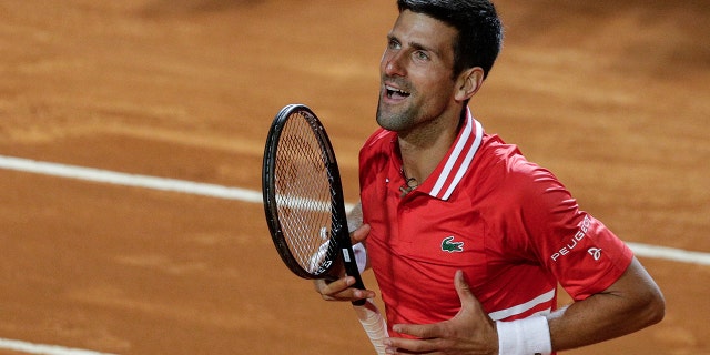 Novak Djokovic uit Servië viert feest na het verslaan van Lorenzo Sonego uit Italië in hun halve finale op het Italian Open tennistoernooi in Rome op 15 mei 2021.