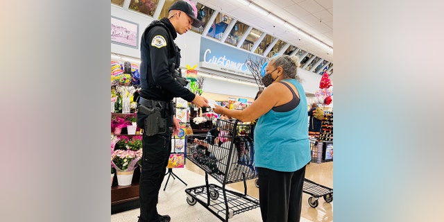 Oceanside Police Department officers gave $ 100 to grocery shoppers this month for the department’s Random Acts of Kindness Project.