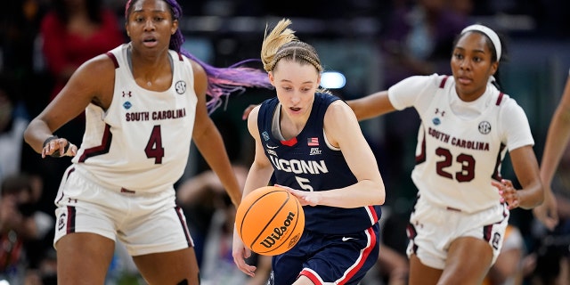 UConn's Paige Bueckers looks to get past South Carolina's Aliyah Boston and Bree Hall during the first half of a college basketball game in the final round of the Women's Final Four NCAA tournament Sunday, 4 월 3, 2022, 미니애폴리스에서.