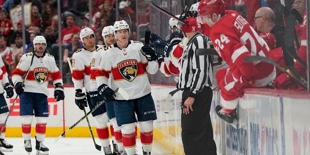 Florida Panthers center Anton Lundell greets teammates after scoring during the second period of an NHL hockey game against the Detroit Red Wings, domingo, abril 17, 2022, en Detroit.