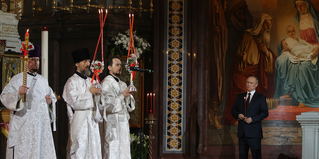 يحضر الرئيس الروسي فلاديمير بوتين قداس عيد الفصح الأرثوذكسي بقيادة البطريرك الروسي الأرثوذكسي كيريل في كاتدرائية المسيح المخلص يوم الأحد 24 أبريل في موسكو ، روسيا.