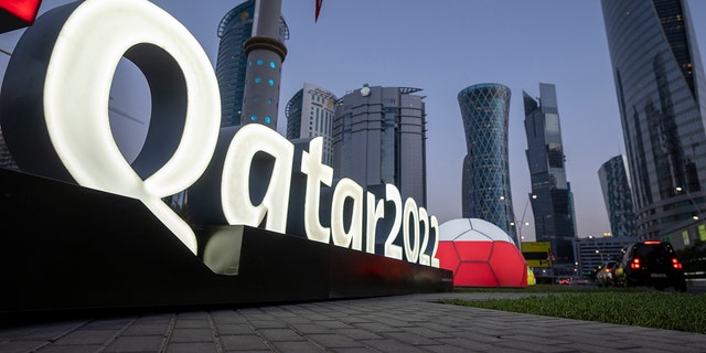 La marque est affichée près du centre des expositions et des congrès de Doha, où se tiendra le tirage au sort de la coupe du monde de football, à Doha, au Qatar, le jeudi 31 mars 2022. Le tirage final aura lieu le 1er avril.