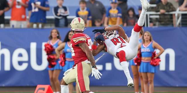 Randy Satterfield #81 of New Jersey Generals catches a pass in front of Bryan Mills #21 of Birmingham Stallions in the first quarter of the game at Protective Stadium on April 16, 2022 in Birmingham, Alabama.