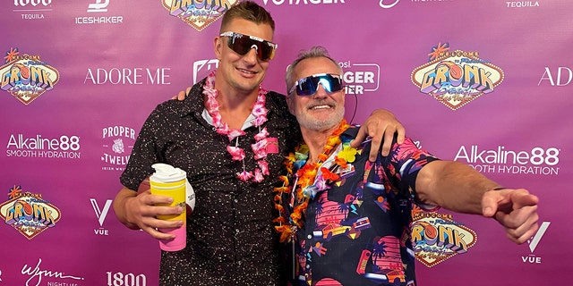 Rob Gronkowski y su padre Gordie asisten a la Gronk Beach Party el 29 de abril de 2022 en Las Vegas.