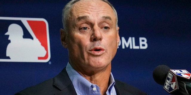 El comisionado de las Grandes Ligas de Béisbol, Rob Manfred, habla durante una conferencia de prensa el jueves 10 de marzo de 2022 en la ciudad de Nueva York.