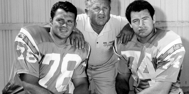 New Orleans Saints offensive lineman Walt Sweeney, izquierda, and Ron Mix with offensive line coach Joe Madro, hacia 1967.