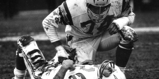 San Diego Chargers Hall of Fame tackle Ron Mix huddles over injured halfback Keith Lincoln during the AFL Championship Game, a 20-7 loss to the Bills on Dec. 26, 1964, at War Memorial Stadium in Buffalo, Nueva York.