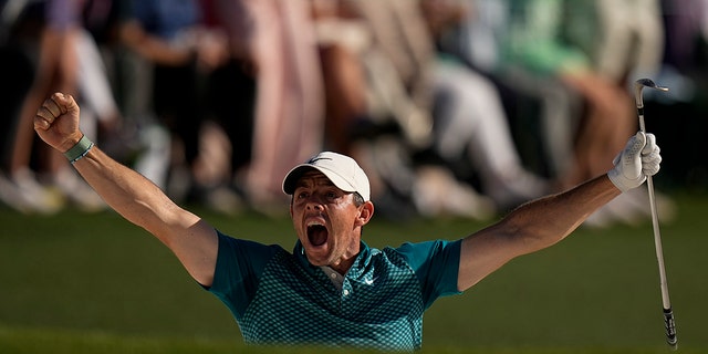 Rory McIlroy, of Northern Ireland, reacts after holing out from the bunker for a birdie during the final round at the Masters golf tournament on Sunday, 4 월 10, 2022, in Augusta, Ga.