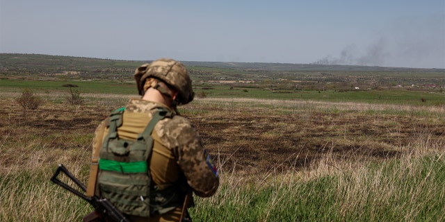 Kremlin Spokes dice en raro reconocimiento que invadir Ucrania está resultando "muy, muy difícil" 7 Un soldado ucraniano fuma después del bombardeo de las fuerzas rusas, mientras Rusia continúa su ofensiva contra Ucrania, en la región de Lugansk, Ucrania, el 26 de abril de 2022. REUTERS/Serhiy Nozhenko