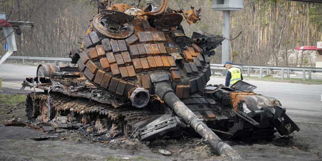 Un tanque ruso dañado se encuentra en la carretera a Kiev, Ucrania.