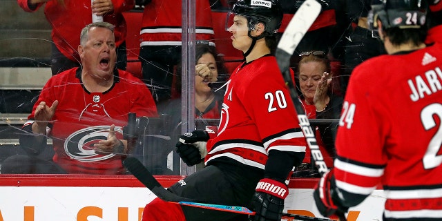 Carolina Hurricanes' Sebastian Aho (20) celebrates his goal against the Buffalo Sabres during the second period of an NHL hockey game in Raleigh, N.C., giovedi, aprile 7, 2022.