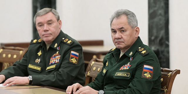 Russian Defence Minister Sergei Shoigu and Chief of the General Staff of Russian Armed Forces Valery Gerasimov attend a meeting with Russian President Vladimir Putin in Moscow, ロシア, 2月に. 27. 
