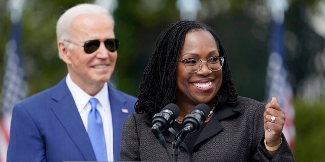 Le président Biden écoute le juge Ketanji Brown Jackson parler lors d'un événement sur la pelouse sud de la Maison Blanche à Washington, le vendredi 8 avril 2022, célébrant la confirmation de Jackson en tant que première femme noire à atteindre la Cour suprême. 
