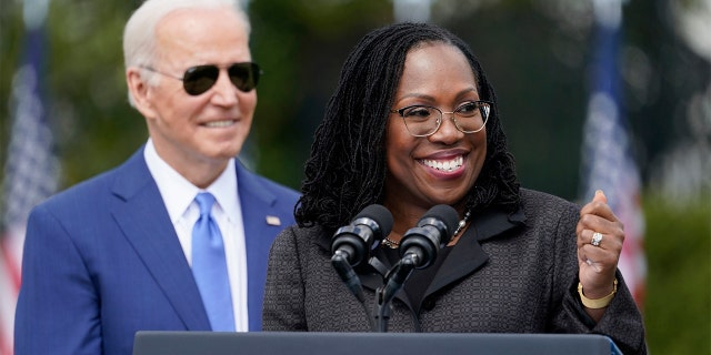 Le président Biden écoute le juge Ketanji Brown Jackson parler lors d'un événement sur la pelouse sud de la Maison Blanche à Washington, le vendredi 8 avril 2022, célébrant la confirmation de Jackson en tant que première femme noire à atteindre la Cour suprême. 