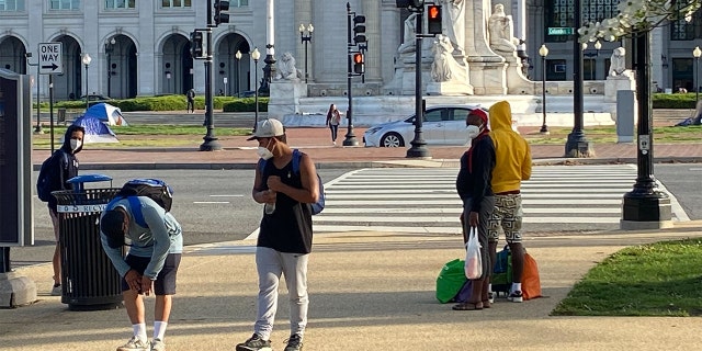 Un tercer autobús de migrantes que cruzó la frontera de EE. UU. hacia Texas llegó a Washington, DC, cerca del Capitolio de EE. UU. el viernes 15 de abril de 2022.