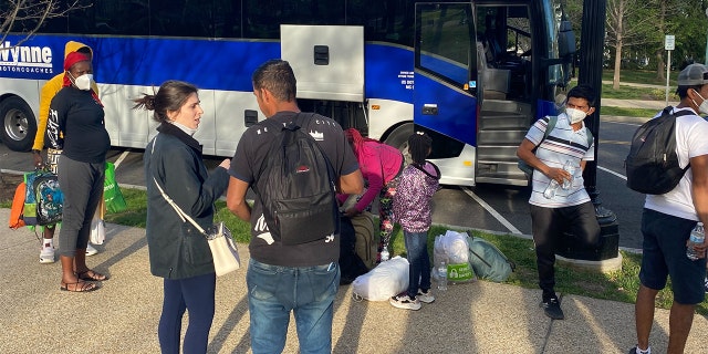 El tercer autobús de migrantes de Texas llega cerca del Capitolio de los Estados Unidos