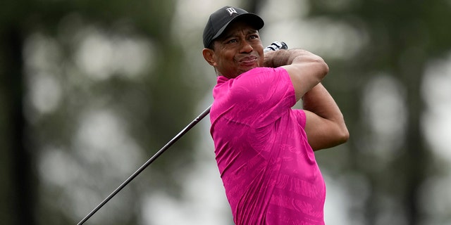 Tiger Woods swingue sur le premier trou du Masters le jeudi 7 avril 2022 à Augusta, en Géorgie.