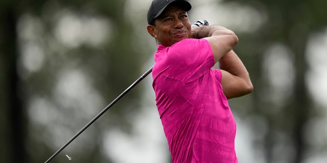 Tiger Woods swingue sur le premier trou du Masters le jeudi 7 avril 2022 à Augusta, en Géorgie.