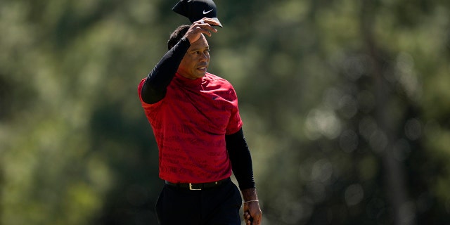Tiger Woods tippt während der letzten Runde beim Masters-Golfturnier am Sonntag, den 10. April 2022, in Augusta, Georgia, auf das 18. Loch.