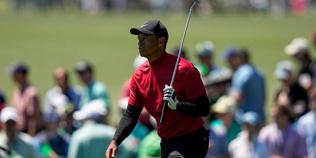 Tiger Woods geht während der letzten Runde beim Masters-Golfturnier am Sonntag, den 10. April 2022, in Augusta, Georgia, das neunte Fairway hinauf.