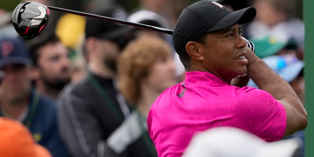 Tiger Woods regarde son coup de départ sur le premier trou du Masters le jeudi 7 avril 2022 à Augusta.