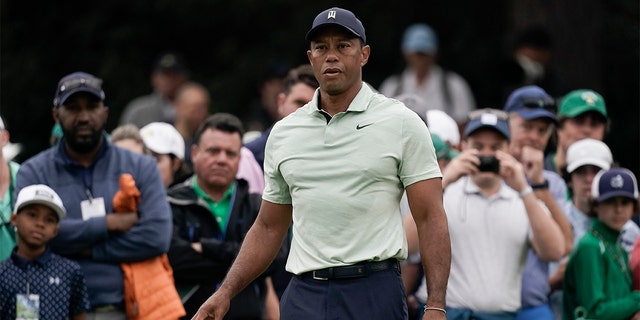 Tiger Woods joga bolas de golfe no driving range durante a rodada de treinamento do Masters Golf Tournament na terça-feira, 5 de abril de 2022, em Augusta, Geórgia.