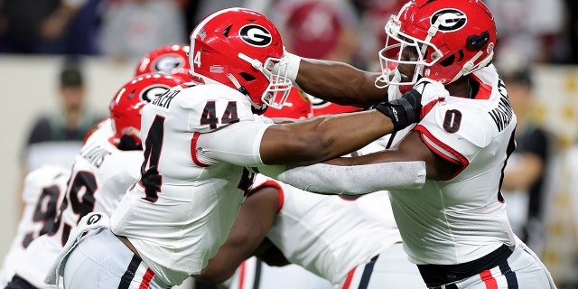 ترافون ووكر # 44 دارنيل واشنطن # 0 من فريق Georgia Bulldogs يستعد قبل مباراة ضد ألاباما كريمسون تايد في بطولة 2022 CFP الوطنية في استاد لوكاس أويل في 10 يناير 2022 في إنديانابوليس ، إنديانا.