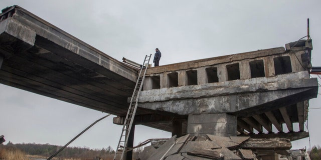 Un militar ucraniano se encuentra en un puente destruido entre el pueblo de Dytiatky y Chernobyl, Ucrania, el 5 de abril de 2022. 