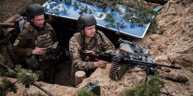 TOPSHOT - Українські солдати відпочивають на своїй позиції поблизу Лимана, на сході України, 28 квітня 2022 року на тлі російського вторгнення в Україну.  (Фото Yasuishi Chiba/AFP через Getty Images)