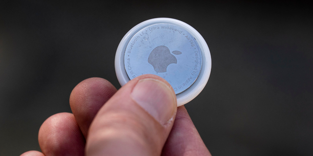 A quarter-size Apple device allows users to track personal items via Bluetooth technology.