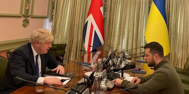 Le Premier ministre britannique Boris Johnson rencontre le président ukrainien Volodymyr Zelenskyy à Kyiv, en Ukraine, le samedi 9 mars 2022.