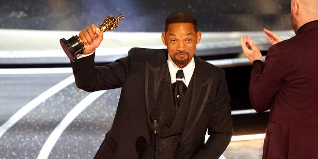 Will Smith accepte son Oscar du meilleur acteur après avoir giflé Chris Rock lors de la 94e cérémonie des Oscars.