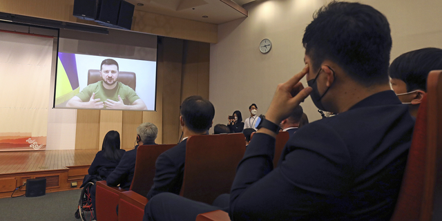 الرئيس الأوكراني فولوديمير زيلينسكي يلقي كلمة أمام أعضاء برلمان كوريا الجنوبية عبر رابط فيديو في الجمعية الوطنية يوم الاثنين.